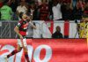 Flamengo vence e fica a um ponto do Palmeiras, líder do Brasileirão Flamengo vence e fica a um ponto do Palmeiras, líder do Brasileirão