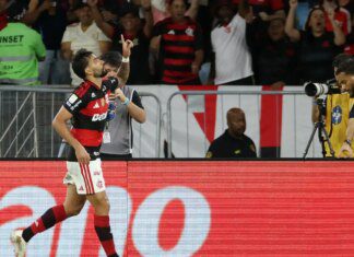Flamengo vence e fica a um ponto do Palmeiras, líder do Brasileirão Flamengo vence e fica a um ponto do Palmeiras, líder do Brasileirão