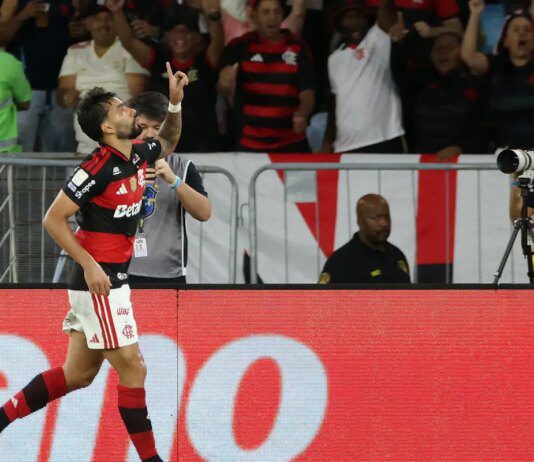 Flamengo vence e fica a um ponto do Palmeiras, líder do Brasileirão Flamengo vence e fica a um ponto do Palmeiras, líder do Brasileirão