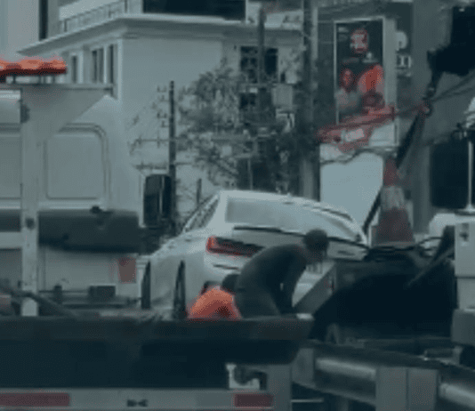 BMW Fica Presa Em Canteiro Após Sair Da Pista Na Avenida ACM, Em Salvador