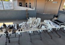 PM Apreende Dois Fuzis, Pistolas E Mais De 5 Mil Porções De Drogas Em Lauro De Freitas