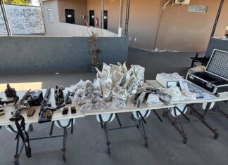 PM Apreende Dois Fuzis, Pistolas E Mais De 5 Mil Porções De Drogas Em Lauro De Freitas