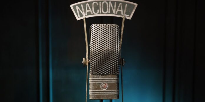 radio-memoria-radio-nacional-microfone-credito-fernando-frazao-agencia-brasil.jpg