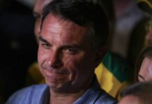 Fuga e carta golpista ampliam isolamento de Flávio Bolsonaro
