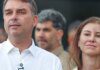 Flávio Bolsonaro participa de missa na Catedral de Brasília