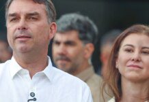 Flávio Bolsonaro participa de missa na Catedral de Brasília