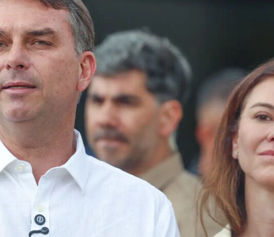 Flávio Bolsonaro participa de missa na Catedral de Brasília