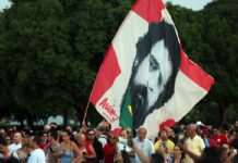 Lula e eleitores idosos se emocionam em “festa de aniversário”