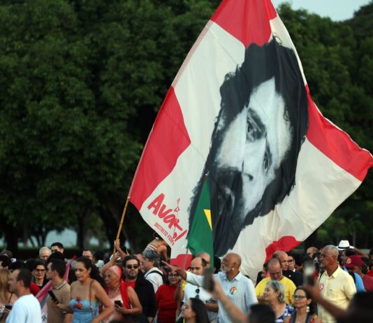 Lula e eleitores idosos se emocionam em “festa de aniversário”
