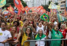 Ato em apoio à democracia e a Lula reúne milhares em Copacabana