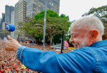 Ato pela reeleição de Lula leva milhares à Avenida Paulista