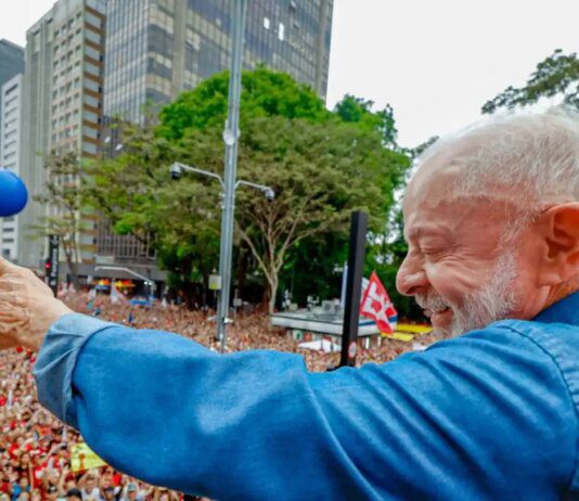 Ato pela reeleição de Lula leva milhares à Avenida Paulista