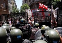 Protestos em favor da educação na Argentina terminam em confronto