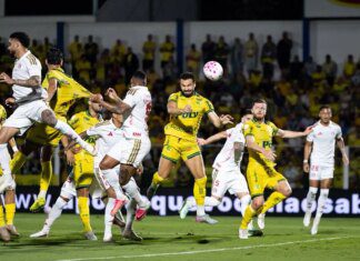 Com um a mais, Mirassol vence e complica Internacional no Brasileirão Com um a mais, Mirassol vence e complica Internacional no Brasileirão