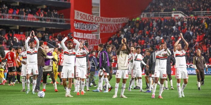 Sem chutar a gol na Argentina, Flamengo sobrevive na Libertadores Sem chutar a gol na Argentina, Flamengo sobrevive na Libertadores