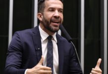 Deputado André Janones é internado com arritmia em São Paulo