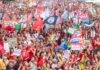 Milhares de pessoas lotam a orla de Copacabana em apoio a Lula