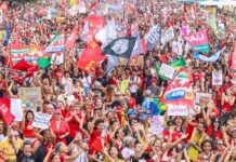 Milhares de pessoas lotam a orla de Copacabana em apoio a Lula