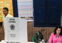 Flávio Bolsonaro vota acompanhado da esposa e de Douglas Ruas no Rio